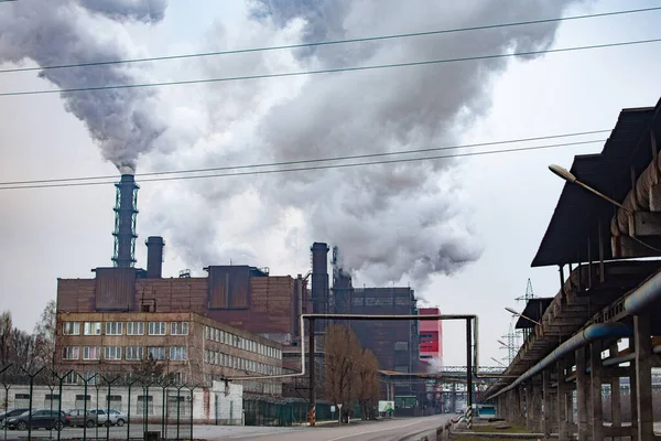 Enorme metallurgische installatie vervuilt de atmosfeer. slechte ecologie — Stockfoto