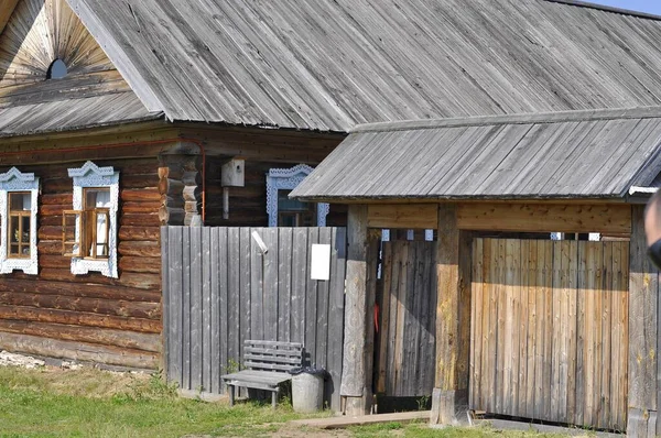 Старый деревенский деревянный дом 19-го или 20-го века. Дом сделан из бревенчатого дома, натурального строительного материала. — стоковое фото