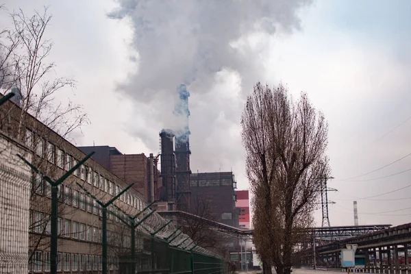 Industriële zone. Luchtverontreiniging door rook afkomstig van twee fabrieksschoorstenen. — Stockfoto