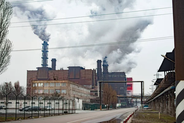 生態汚染だ。パイプ採掘による工業用冶金プラント煙. — ストック写真