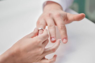 Gelin, damat parmağına alyansını takar..