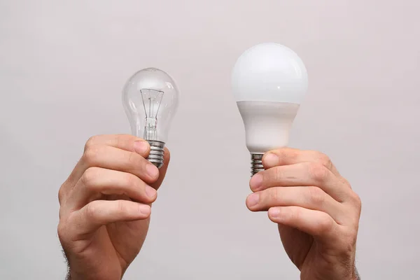Yanan ampul ve LED ampul ellerinizde..
