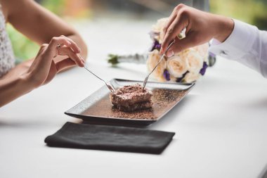 Bir adam ve genç bir kız pasta yiyorlar. Bir kafede randevu. Bir restoranda aşıkların buluşması..