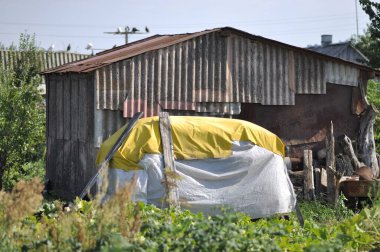 Eski köy ahırı eski tahtayla kaplı.. 