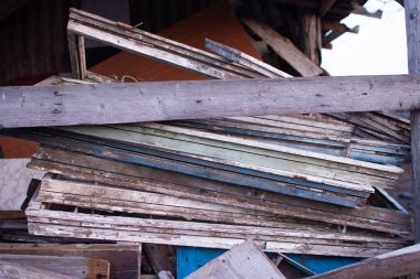 Eski ahşap pencere çerçeveleriyle dolu bir depo. Ahşap atıklarının yeniden kullanımı.