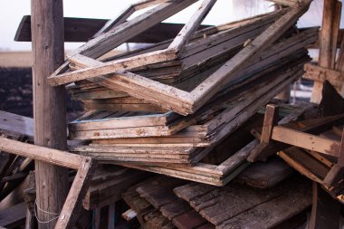 Eski pencereler ve tahtalar çöp gibi sokakta yatıyor.. 