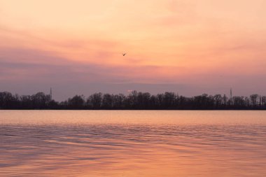 Nehirde gün batımı. Güneş ufukta battı.. 