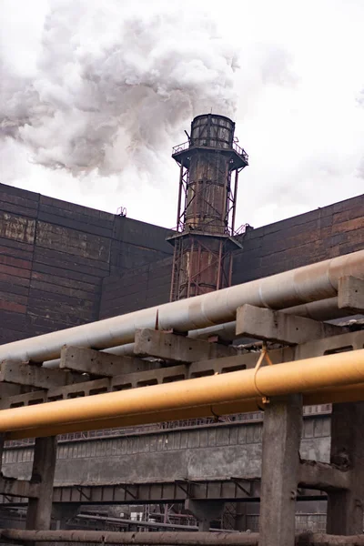 植物パイプは大気を汚染する。工業工場の汚染、煙道排気ガス. — ストック写真