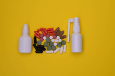 Grip tedavisi için ilaçlar var. Boğaz için sprey, burun için sprey, haplar. İtop görünümü