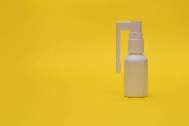 Boğaz ve ağız boşluğunun tedavisi için sprey sıkın. maket yap