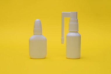 Burun spreyi ve boğaz spreyi yakın plan. Grip ve soğuk algınlığı ilaçları.