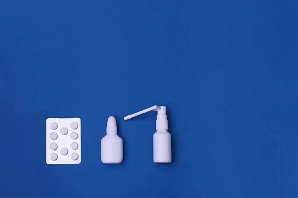 Geneesmiddelen tegen verkoudheid en griep. neusspray, keelspray, tabletten in de verpakking. maak een model — Stockfoto