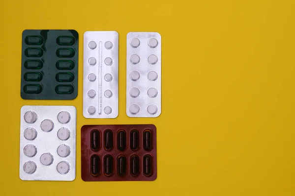 Παυσίπονα, αντιβιοτικά, βιταμίνες και δισκία σε συσκευασία κυψέλης. διάταξη. μακιγιάρισμα — Φωτογραφία Αρχείου