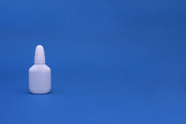 Mavi arka planda burun spreyi var. maket yap