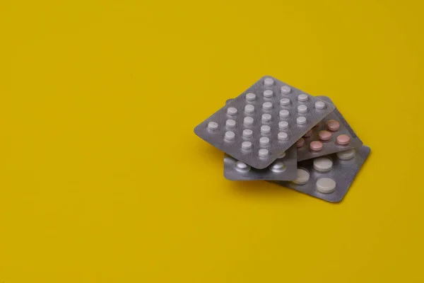 Pilules sur fond jaune. espace vide — Photo