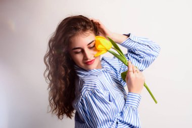 Sarı lale 20-20 yaşlarında bir kızın ellerinde.. 