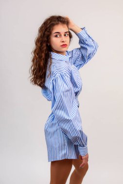 İnce, kıvırcık saçlı, güzel bir kız.