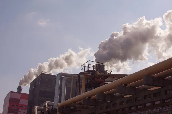 Industrie metallurgische installatie rook uit pijpleidingen mijnbouw. — Stockfoto