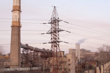 Büyük bir sanayi tesisi. Maden ocağının baca borusu.