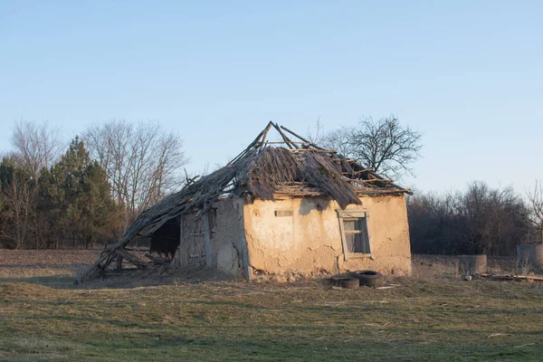 Разрушенный, полуразрушенный глиняный дом. Одно здание. — стоковое фото