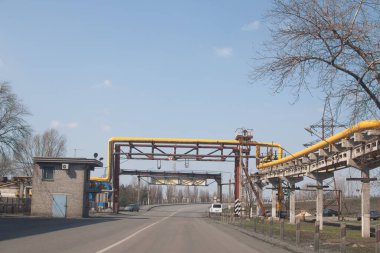 Endüstriyel alan boyunca bir yol. Boru hattı üstgeçidi. 