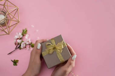 Elinde hediye kutusu tutan genç bir kızın ellerinde. maket yap