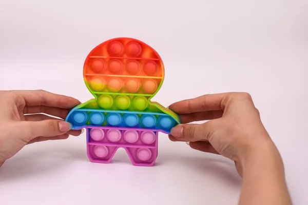 Ręce Trzymając Kolorowe Zabawki Antystresowe Pop Białym Tle Zbliżenie — Zdjęcie stockowe