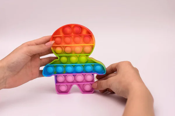 Dotknij Gumy Silikonowej Pop Białym Tle Zabawka Antystresowa Twoich Rękach — Zdjęcie stockowe