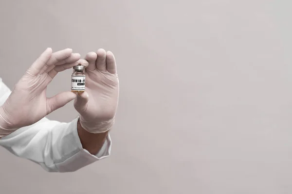 Бутылка Коронавирусной Вакцины Руках Врача Ученого Крупный План Белом Фоне — стоковое фото