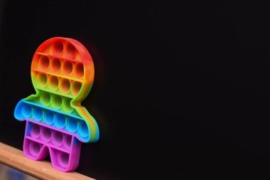 Gökkuşağı onu büyük bir planı olan bir insan şekline sokar.. 