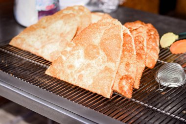 Kızarmış cheburekler ızgarada yatıyor.. 