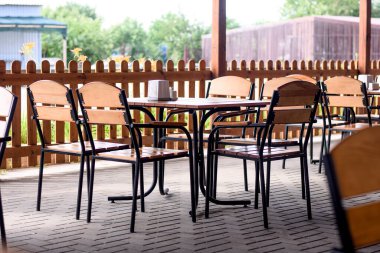 Sokakta müşterisiz boş bir kafe.. 