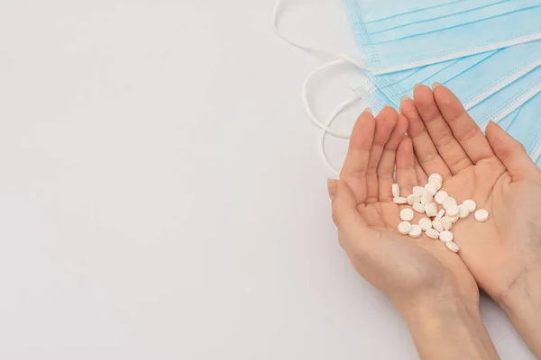 Un puñado de pastillas blancas en las dos manos de una mujer joven. burla para arriba — Foto de Stock