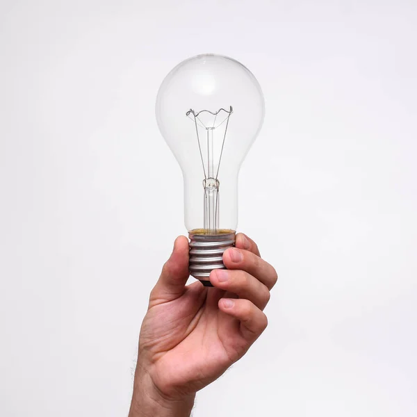 Gran lámpara incandescente en mano de cerca — Foto de Stock