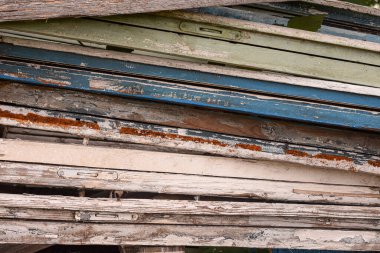 Eski ahşap balkon kapıları. Eski ahşap kalaslar birbirinin üstüne konur.. 