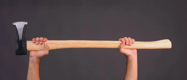 男性の手の中に大きな斧。木のチョッパー。モックアップ — ストック写真