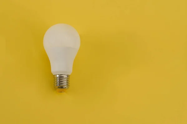 Lámpara led sobre un fondo amarillo. espacio de copia — Foto de Stock
