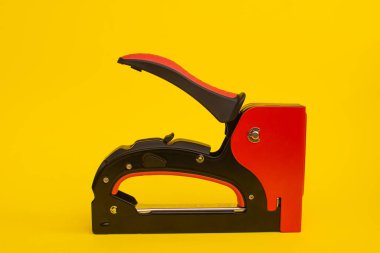 Mobilyaları örtmek için mekanik zımba. yakın plan.