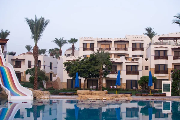 Descansar em um hotel no Egito, Sharm el-Sheikh. vista para a piscina e áreas residenciais. — Fotografia de Stock
