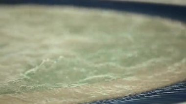 Su yüzeyinde yükselen kabarcıklar ve köpükler, dinamikler, enerji, tazelik ve jakuzinin gücü. Etkin kabarcıkları ve dokusu olan yakın çekim suyu, saflığı, hareketi, canlılığı yansıtıyor