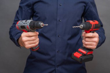 Erkeklerin elinde iki kablosuz tornavida.