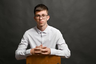 Genç adam parmaklarını çapraz yaptı ve ellerini sıkıca tuttu.. 