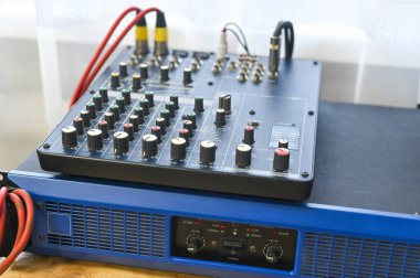 Gelişmiş kontrollü, canlı ve canlı performanslar için mükemmel bir ses mikseri. Müzik karışımı sesin her yönüyle kusursuz bir kontrol sağlar, berraklık ve denge sağlar..