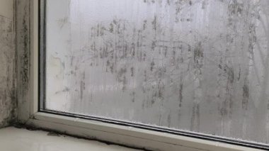 Suyun dinamik yolları ıslak bir pencere camından aşağı inerken düşer. Büyük damlacıklar soğuk bir pencere camından aşağı akarak her biri geçici bir iz bırakır. ıslak pencere camı.