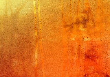 turuncu arka plan. Islak cam soyut arka plan. Nemle kaplı şeffaf pencere levhası. Yoğunlaşmış sisli pencere, sıvı doku oluşturan su damlacıkları..