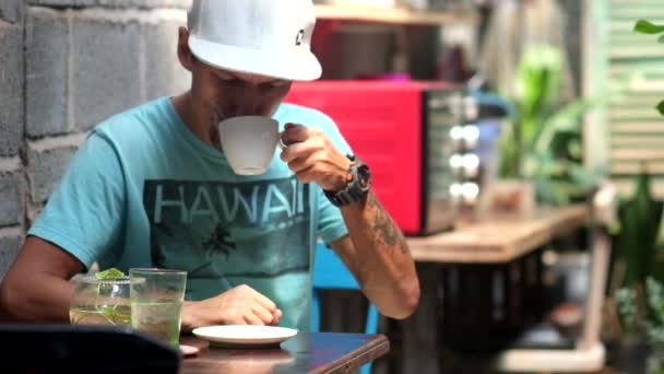 Homme boire du café chaud — Video