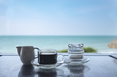 Kahve süt Kupası okyanus sahil