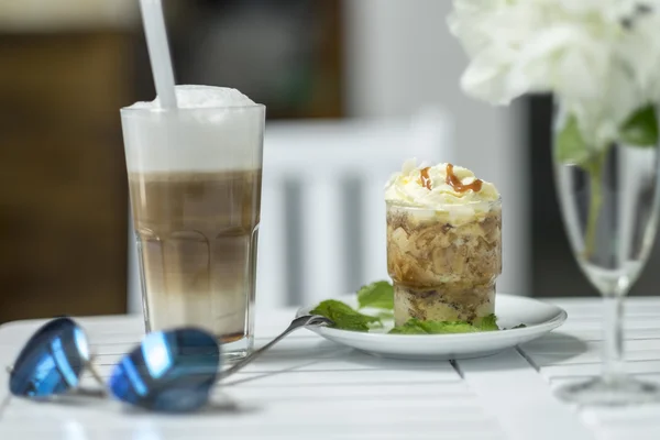 Kahve latte ve tatlı parfe