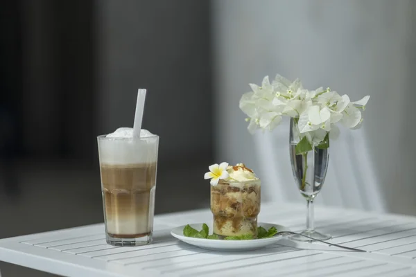 Kahve latte ve tatlı parfe