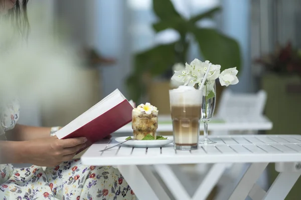 Kahve latte ve tatlı parfe